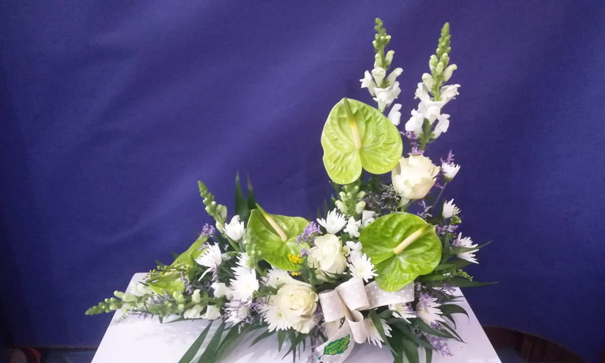 Servicios de decoración floral y arreglos funerarios en Noia