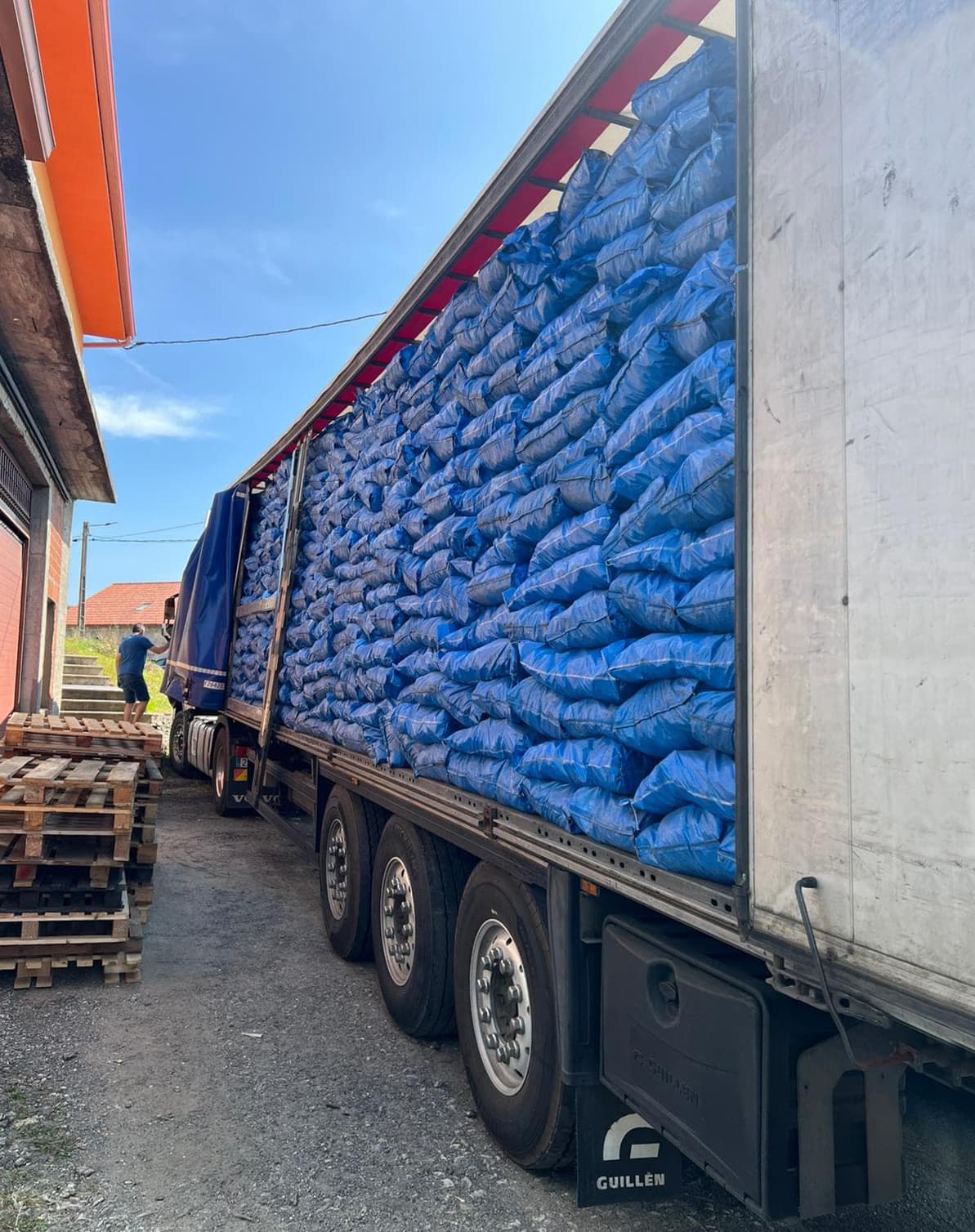 distribuidores de carbón vegetal, pellets y briquetas en Noia